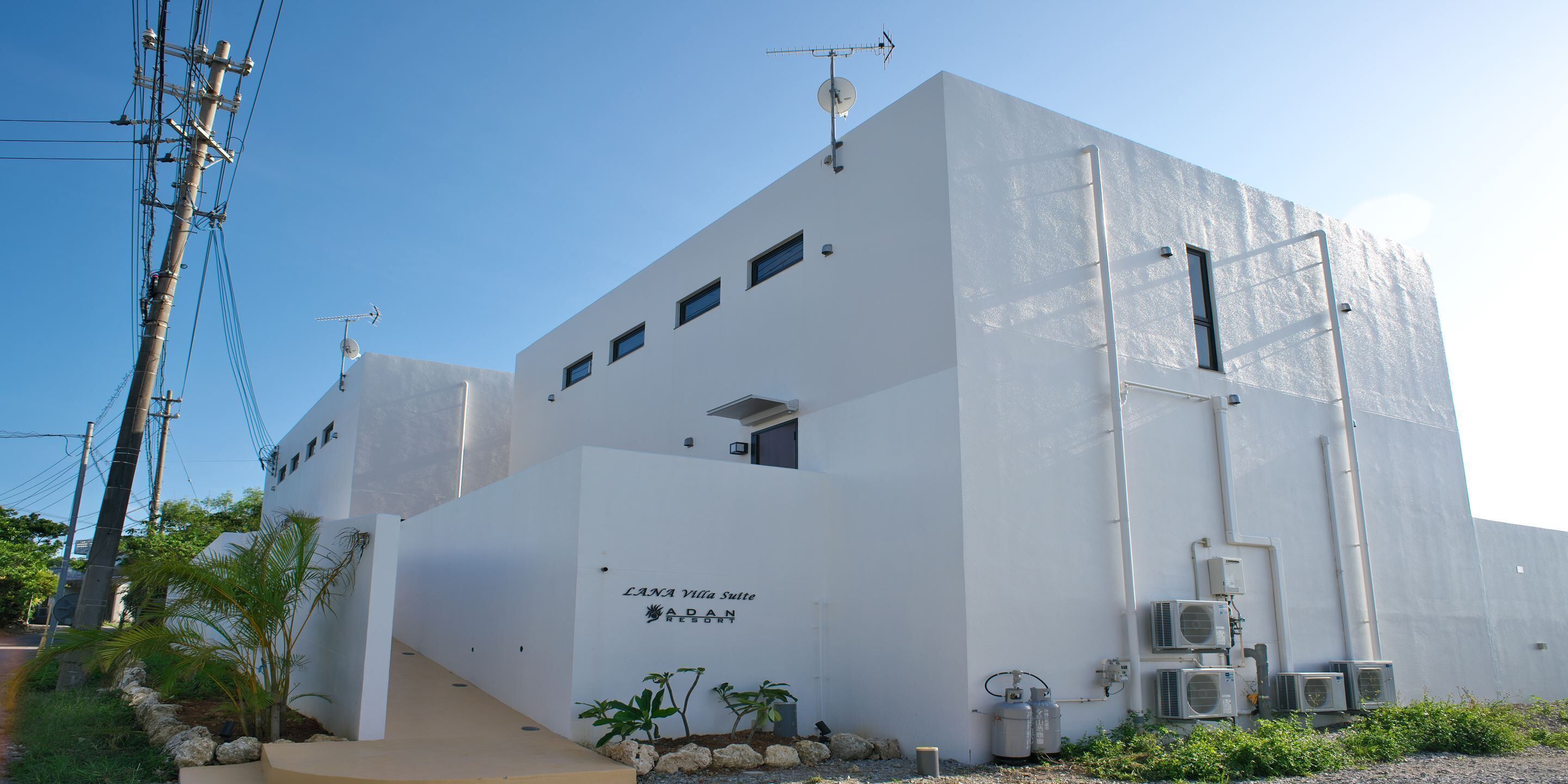 Un edificio moderno con fachada blanca, con la inscripción 