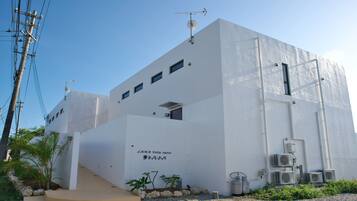 Un edificio moderno con fachada blanca, con la inscripción