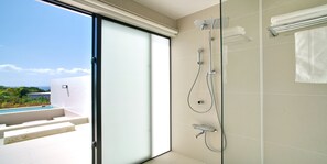 Biệt thự Deluxe | Phòng tắm | Buồng tắm vòi sen, đồ dùng nhà tắm miễn phí, máy sấy tóc 