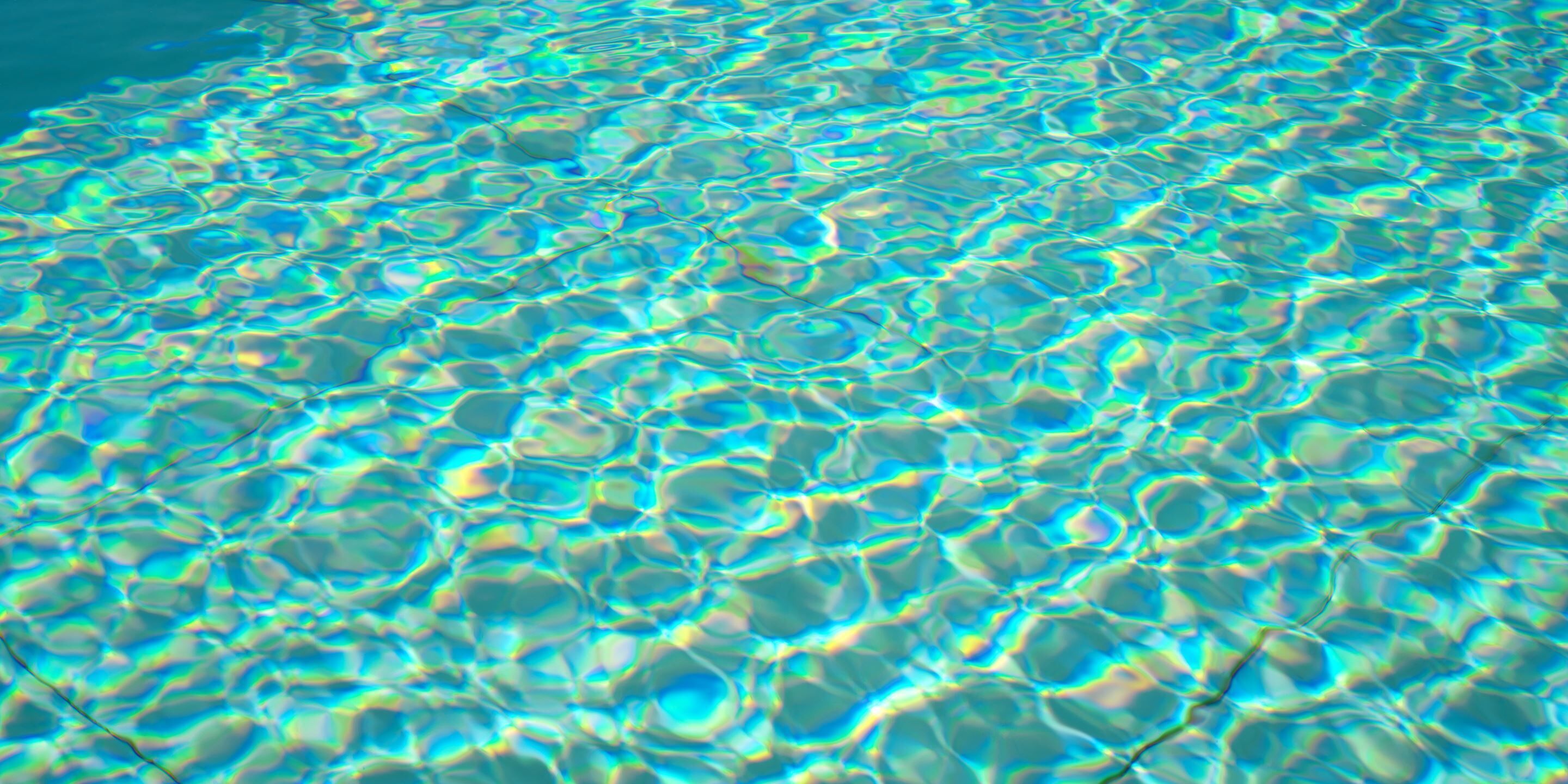 Un gros plan sur une étendue d'eau claire et peu profonde, dont la surface est légèrement agitée.