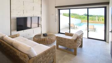 Deluxe Villa | Cots/infant beds, free WiFi, bed sheets