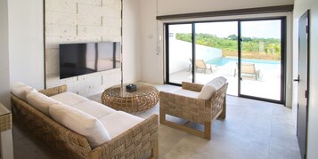 Deluxe Villa | Soundproofing, cribs/infant beds, free WiFi, bed sheets