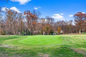 Golf - Luxurious home with golf course view, deck, grill, Peloton! King size bed.  (Fairfax)