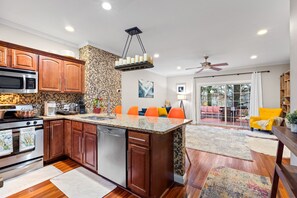 Fridge, microwave, oven, stovetop - Luxurious home with golf course view, deck, grill, Peloton! King size bed.  (Fairfax)