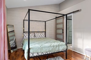 3 bedrooms, desk, iron/ironing board, free WiFi