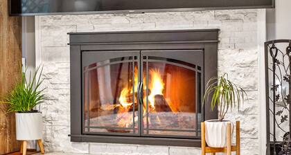 Luxurious home with golf course view, deck, grill, Peloton! King size bed.