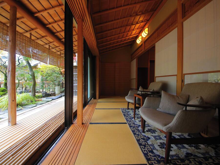 Et traditionelt japansk rum med tatamimåtter, lavt loft og skydedøre.