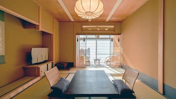 Habitación, fumadores (Type D, Private indoor bath, 32+sqm) | Servicio de comidas en la habitación
