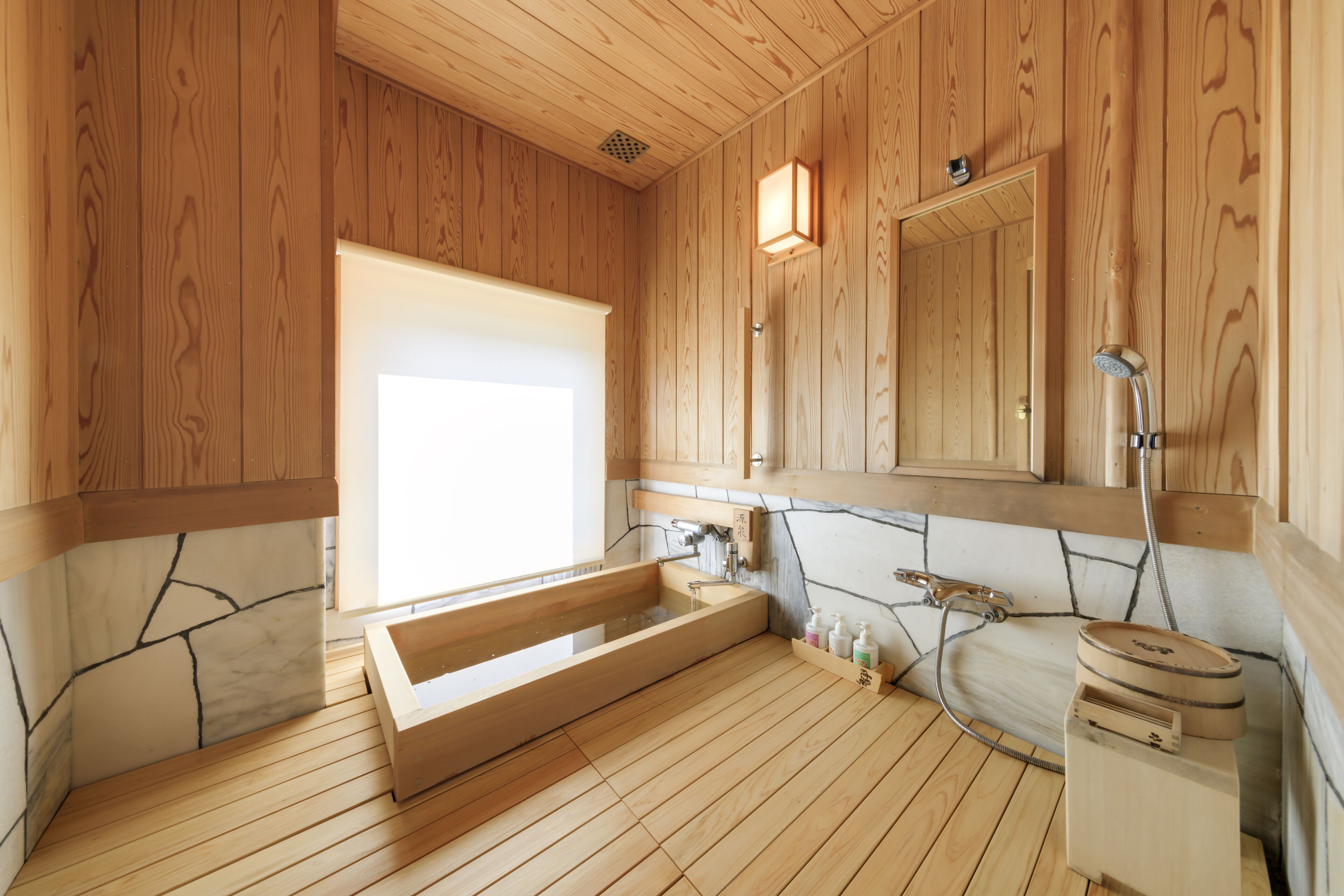 传统客房, 吸烟房 (Special Room, Onsen, Japanese Style) | 浴室 | 淋浴/盆浴组合、泉水浴缸、吹风机、拖鞋