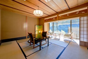 【和洋室｜Ｘ】源泉◆踏込＋10畳＋ツイン10畳＋広縁（67平米以上） | セーフティボックス (室内)、客室ごとに異なる装飾、客室ごとに異なるインテリア、デスク