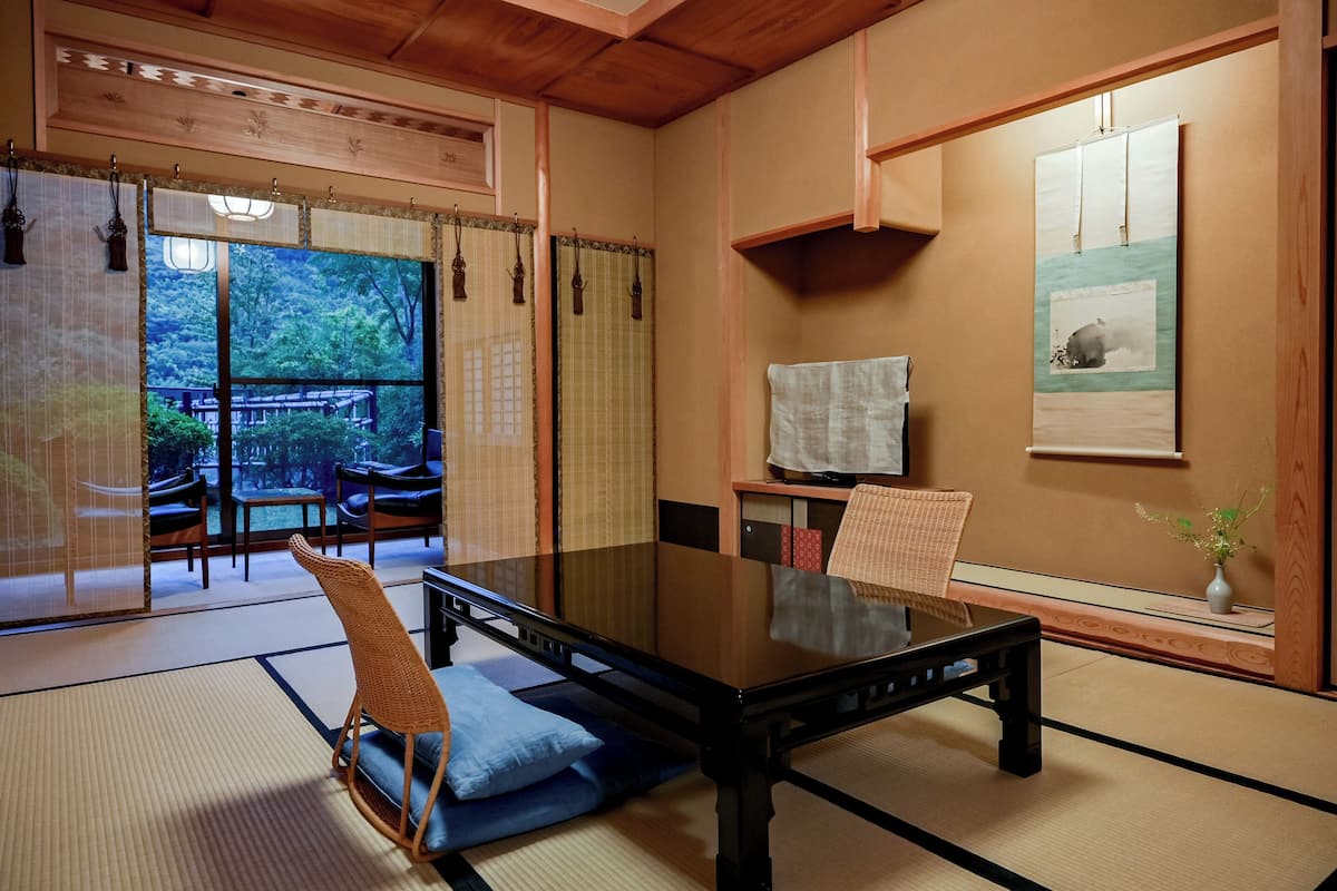 Caja de seguridad en la habitación y decoración personalizada