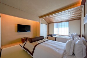 客房, 吸煙房 (Type X, Private hot spring, 67+sqm) | 客房內保險箱、獨特裝潢、布置獨特、書桌