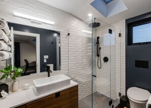 Duschwanne, Haartrockner, Bidet, Handtücher