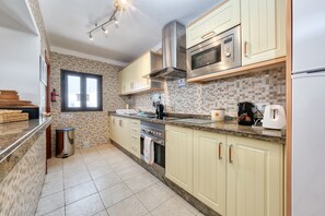 Frigorifero, microonde, forno, macchina per tè/caffè