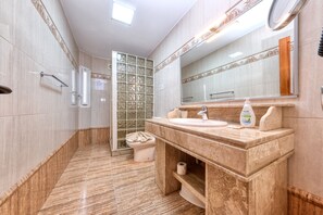 Dusche, Haartrockner, Handtücher
