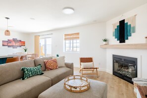 Téléviseur connecté, foyer, table de ping-pong