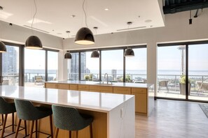 Dining - Bright South Lake Union 2BR w/ W/D & Roof, nr Lake Union, by Blueground (Seattle)