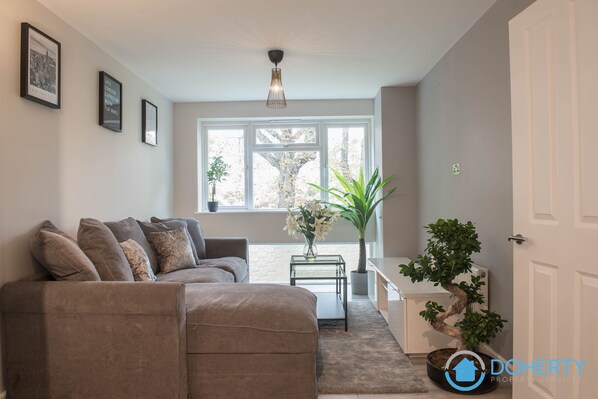 TV - MID-LONG TERM: Serviced Contemporary 2 Bedroom Apartment (London)