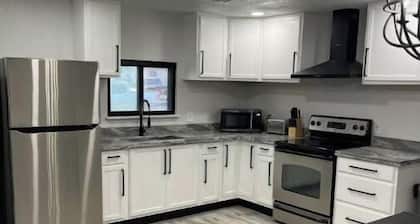 Modern 3 Bedroom 2 Bath Home Centrally Located!