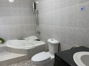 Combined shower/bathtub, jetted bath, bidet - Era villa vung tau (Vũng Tàu)