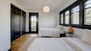 5 slaapkamers, een bureau, een strijkplank/strijkijzer, gratis wifi