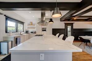 Fridge, microwave, oven, stovetop - Historical, cheerful Craftsman close to DTLA, Venice Beach, LAX (Los Angeles)