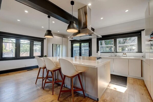 Fridge, microwave, oven, stovetop - Historical, cheerful Craftsman close to DTLA, Venice Beach, LAX (Los Angeles)