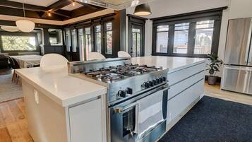 Jääkaappi, mikroaaltouuni, uuni, liesi