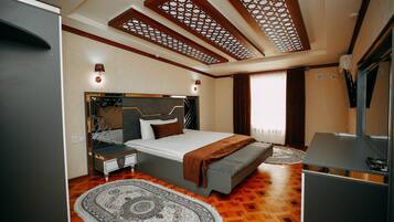 Presidential-Apartment | Schreibtisch, laptopgeeigneter Arbeitsplatz, VerdunkelungsvorhÀnge