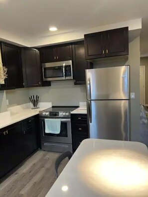 Refrigerador, microondas, horno y parrilla de estufa 