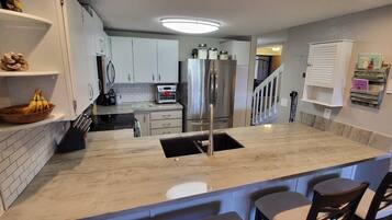 Een koelkast, een microgolfoven, een oven, een kookplaat