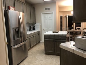 Fridge, microwave, oven, stovetop - Contemporary Tranquil Getaway with Relaxing Garden (Bakersfield)