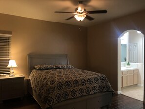 3 عدّة غرف نوم ومكواة/لوح كي وواي فاي وملاءات أسرّة