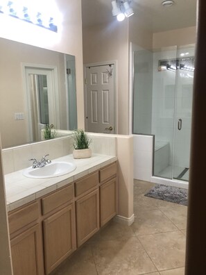 وحدات دش مع أحواض استحمام، مجففات شعر، مناشف، صابون