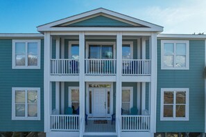 Exterior - Wonderful Ocean Views - Sleeps 12 -3 Mins to Beach (Oak Island)