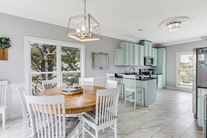 Dining - Wonderful Ocean Views - Sleeps 12 -3 Mins to Beach (Oak Island)