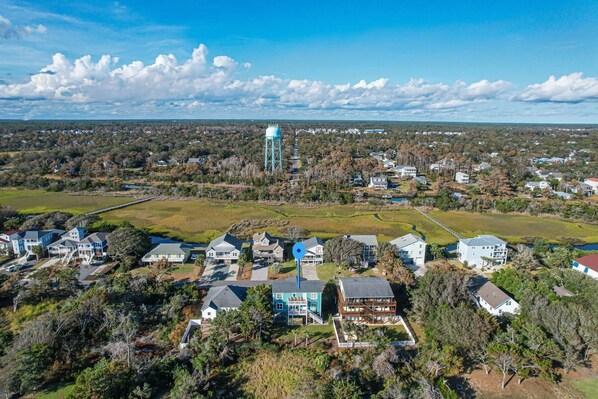 Una vista aerea di una zona residenziale con case, una torre d'acqua e un ponte.