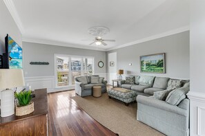 Smart TV, books - Wonderful Ocean Views - Sleeps 12 -3 Mins to Beach (Oak Island)