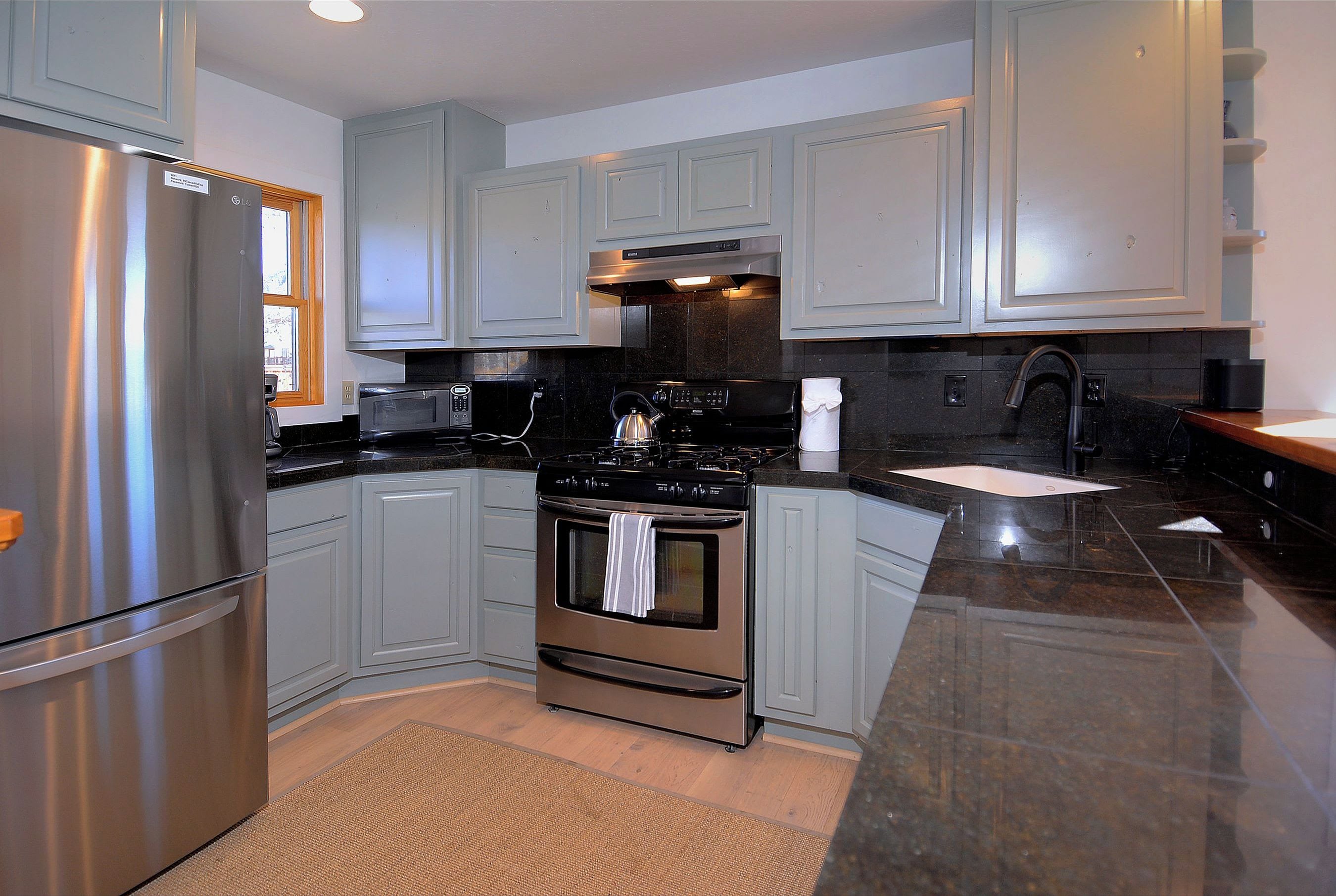 Spacious countertop w/barstools