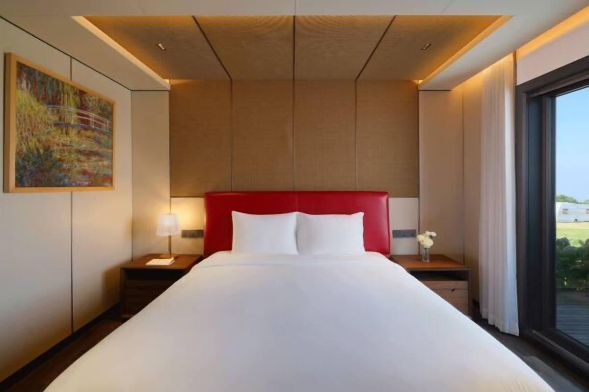 Premium bedding, down duvets, minibar, in-room safe