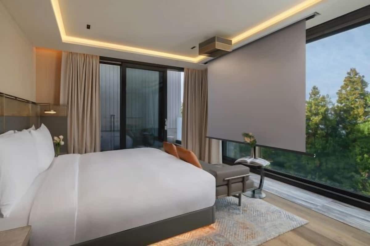 1 bedroom, premium bedding, down comforters, minibar