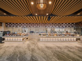 Daily buffet breakfast (KRW 60000 per person)