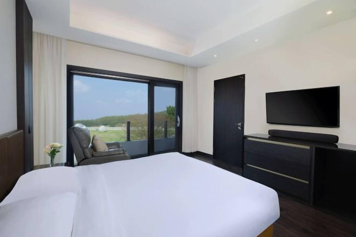 Premium bedding, down duvets, minibar, in-room safe