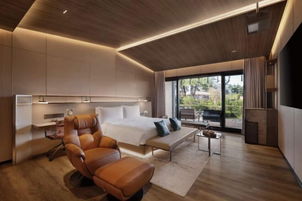 1 bedroom, premium bedding, down comforters, minibar