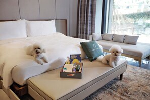 (New Wing) Forest Pet Room | เครื่องนอนระดับพรีเมียม, ผ้านวมขนเป็ด, มินิบาร์, ตู้นิรภัยในห้องพัก