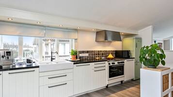 Een koelkast, een magnetron, een oven, een vaatwasser