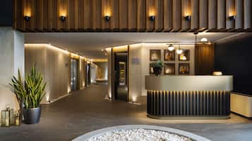 Sauna, hot tub, steam room, hot springs/mineral springs