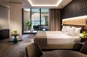 Two-Bedroom Suite | 防过敏的被褥、迷你吧、客房内保险箱、办公桌