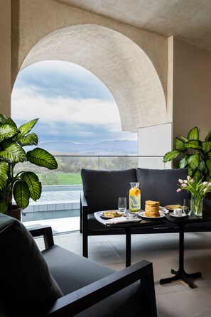 Two-Bedroom Suite | 露台