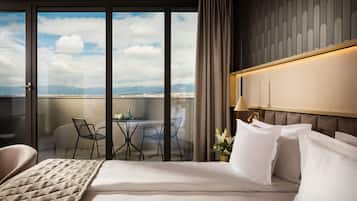 Superior Balcony King | Hypo-allergenic bedding, minibar, in-room safe, desk